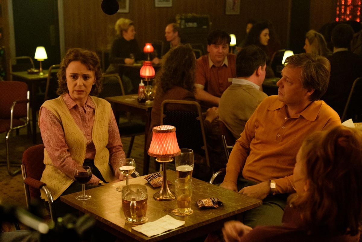 オリー・アレクサンダー、HIV／エイズに翻弄される若者を熱演　『IT’S A SIN』インタビュー映像