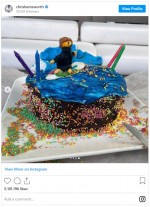クリス・ヘムズワースが38歳に　子どもたちの手作り誕生日ケーキでお祝い　※「クリス・ヘムズワース」インスタグラム