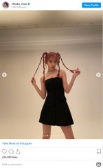 雑誌「ViVi」10月号オフショット　※「宮脇咲良」インスタグラム