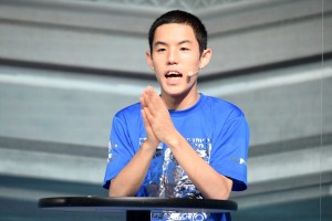 「KCグランドトーナメント2021」本戦決勝ステージに登場した都築拓紀（四千頭身）