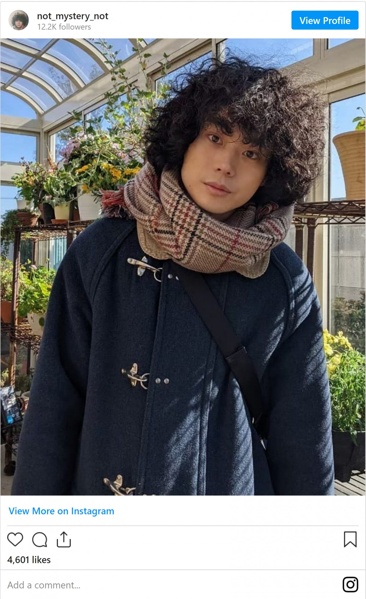 アフロヘアの菅田将暉、エプロン姿でカレーをつくるショットに反響　「可愛すぎます」