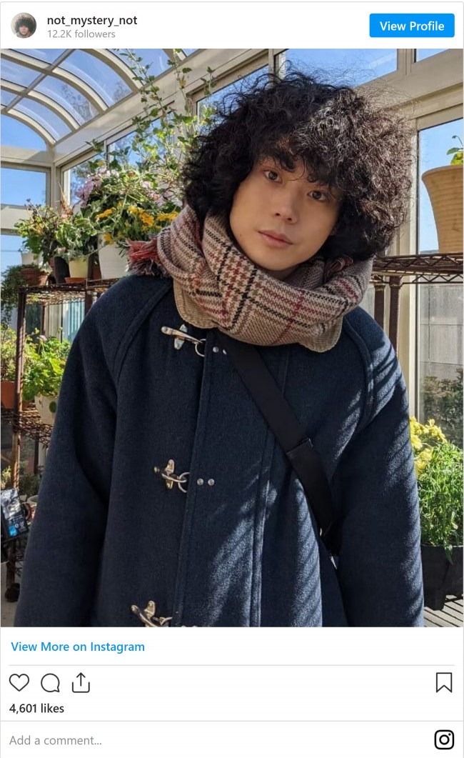 アフロヘアの菅田将暉 エプロン姿でカレーをつくるショットに反響 可愛すぎます 21年9月7日 写真 エンタメ ニュース クランクイン