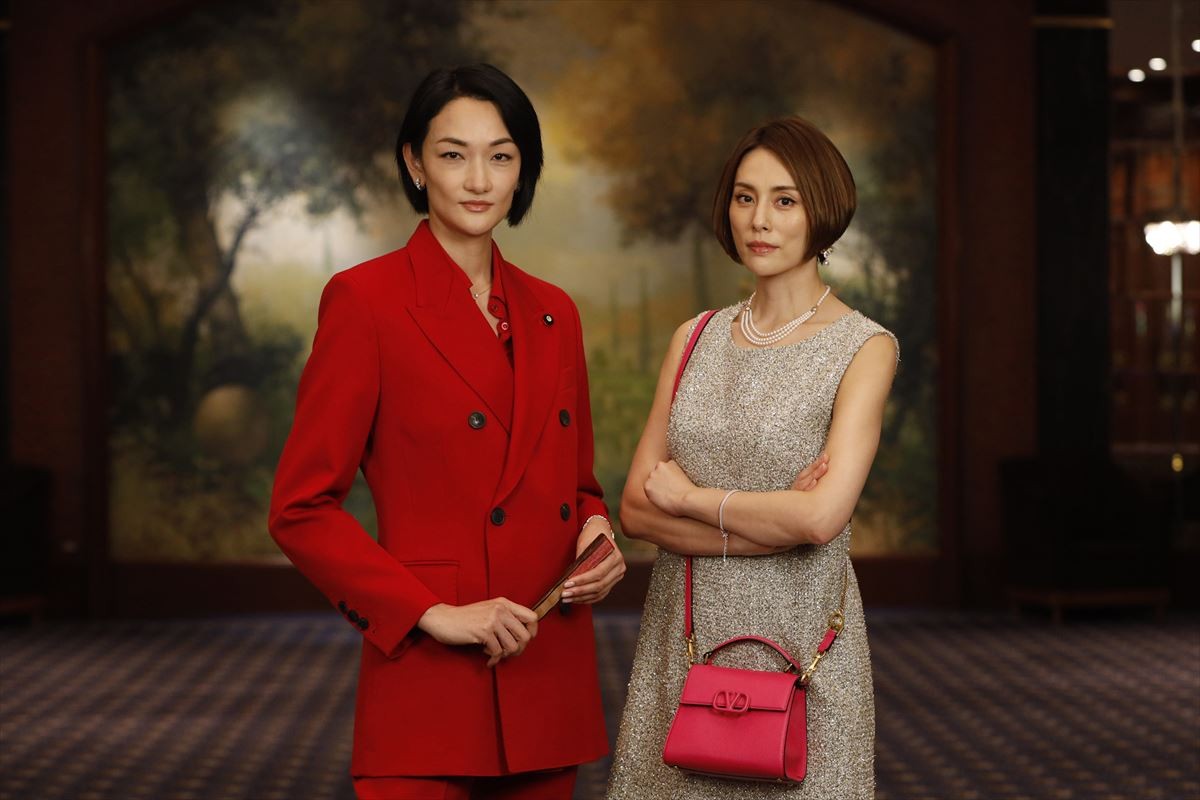 『ドクターX~外科医・大門未知子~』第7シリーズ第1話にゲスト出演する冨永愛と主演の米倉涼子