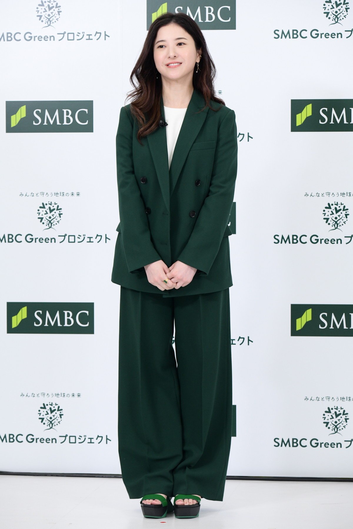 吉高由里子、“SMBCイメージ”緑のスーツに笑顔　なで肩「カバーされてる」