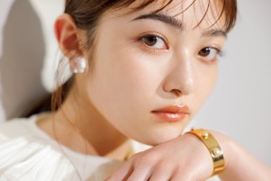 井上咲楽 1stフォトブック『さよならMAYUGE』　撮影：曽根将樹（PEACE MONKEY）