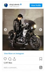 ハーレダビットソンにまたがった武田真治　※「武田真治」インスタグラム