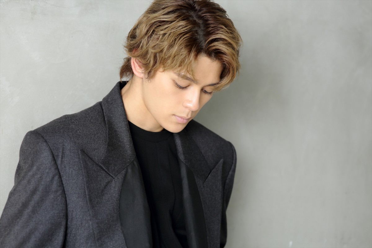 眞栄田郷敦、王子様風“微笑み”ショットに反響「癒される」「可愛すぎる」