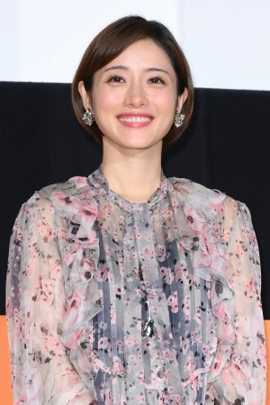 映画『そして、バトンは渡された』初日舞台あいさつに登場した石原さとみ