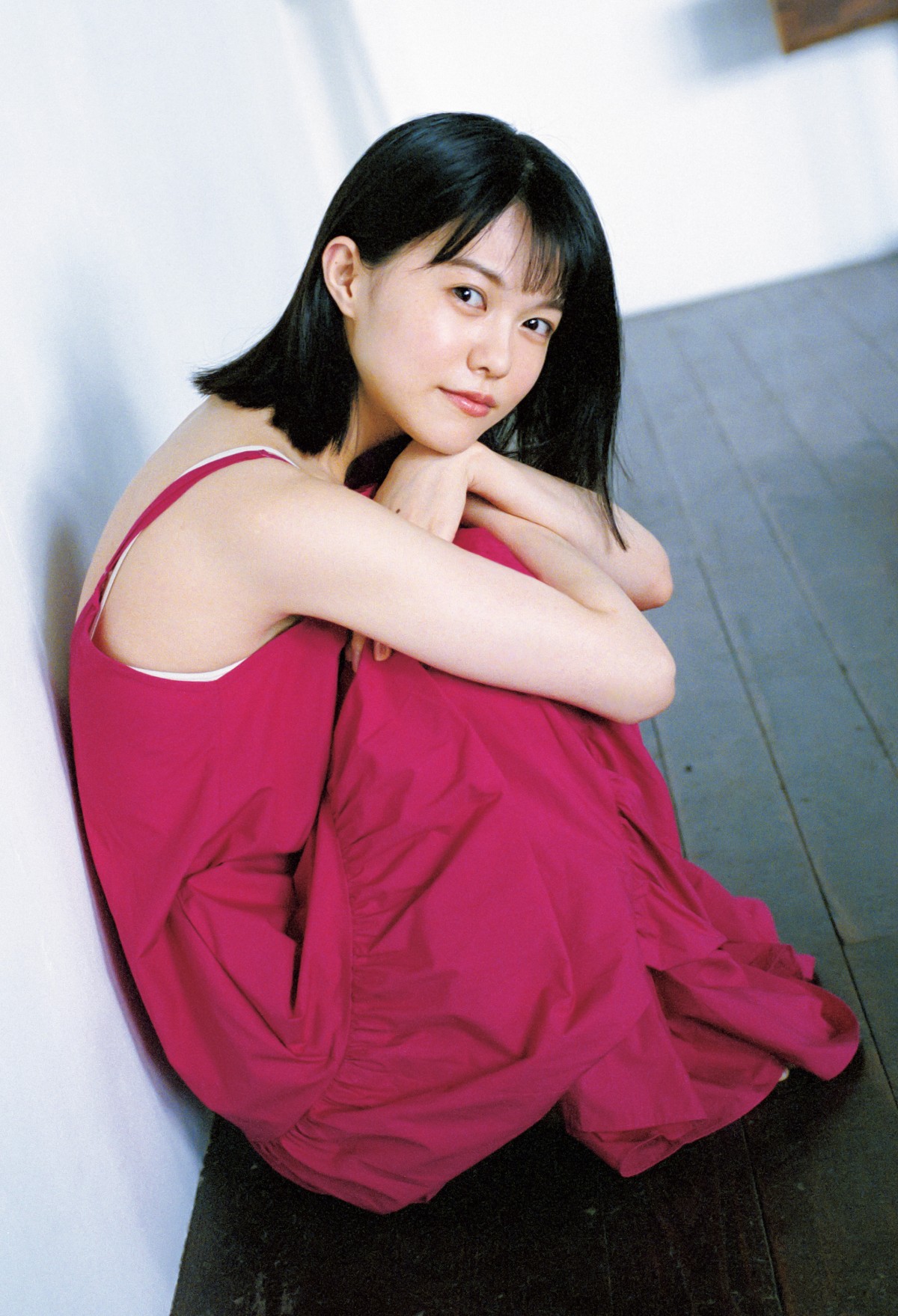 “話題の新人声優”青山なぎさ、色っぽい部屋着姿 “彼女感”あふれるグラビア