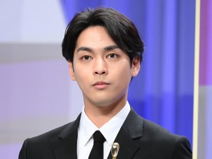 「東京ドラマアウォード 2021」授賞式に登場した柳楽優弥