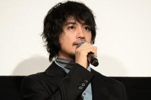 映画『CUBE 一度入ったら、最後』初日舞台あいさつに登場した斎藤工