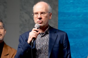 舞台『千と千尋の神隠し』製作発表に登場したジョン・ケアード（翻案・演出）