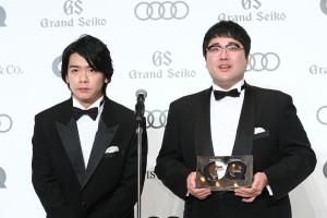 GQ MEN OF THE YEAR 2021 フォトコールに登場したマヂカルラブリー