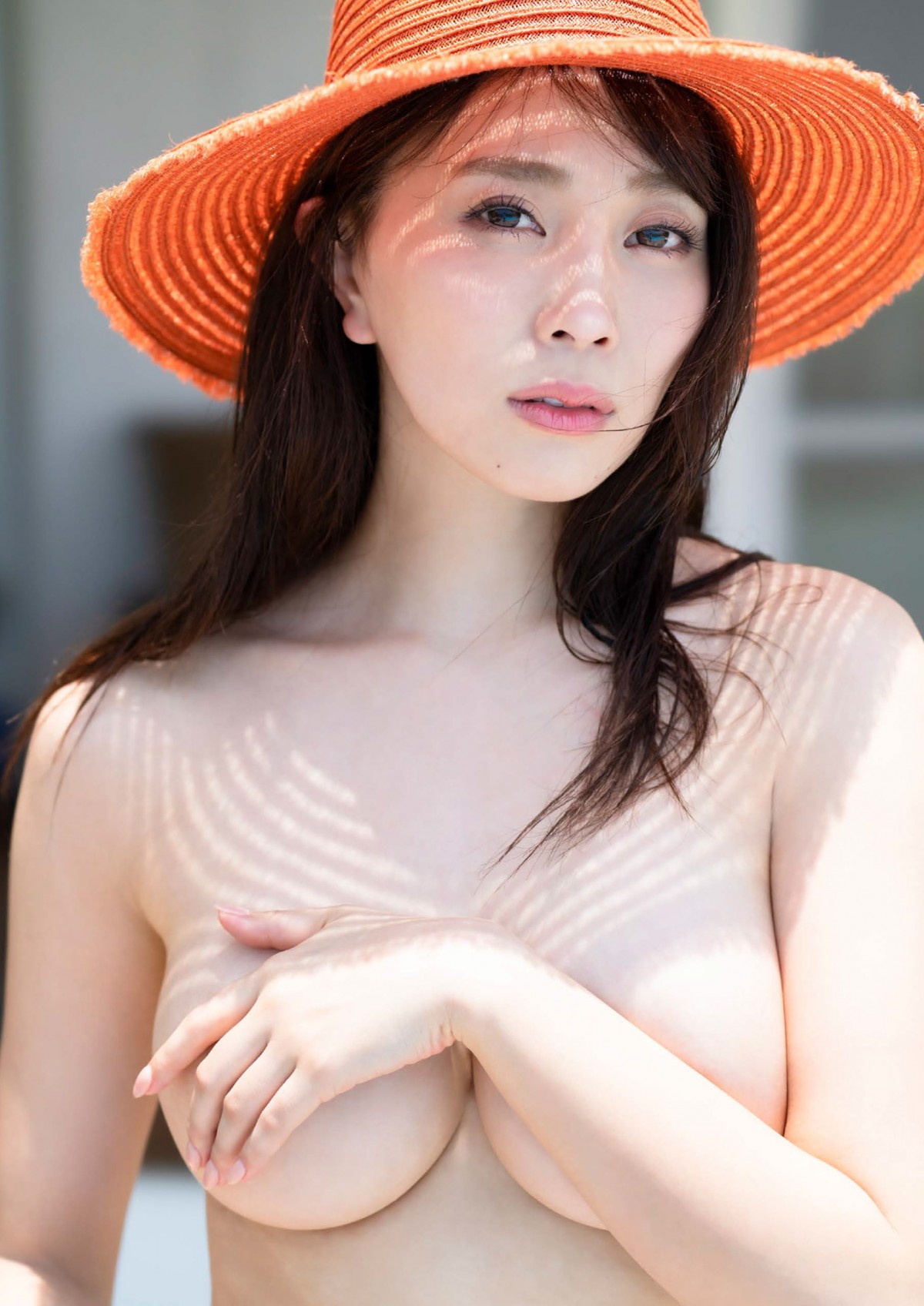 森咲智美、衝撃の“手ブラ”カットも　未公開カット満載のデジタル限定写真集