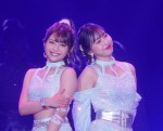 卒業する金澤朋子（左）と植村あかり（右）　神奈川・横浜アリーナで開催された「Juice=Juice Concert 2021 ～FAMILIA～ 金澤朋子ファイナル」の模様　