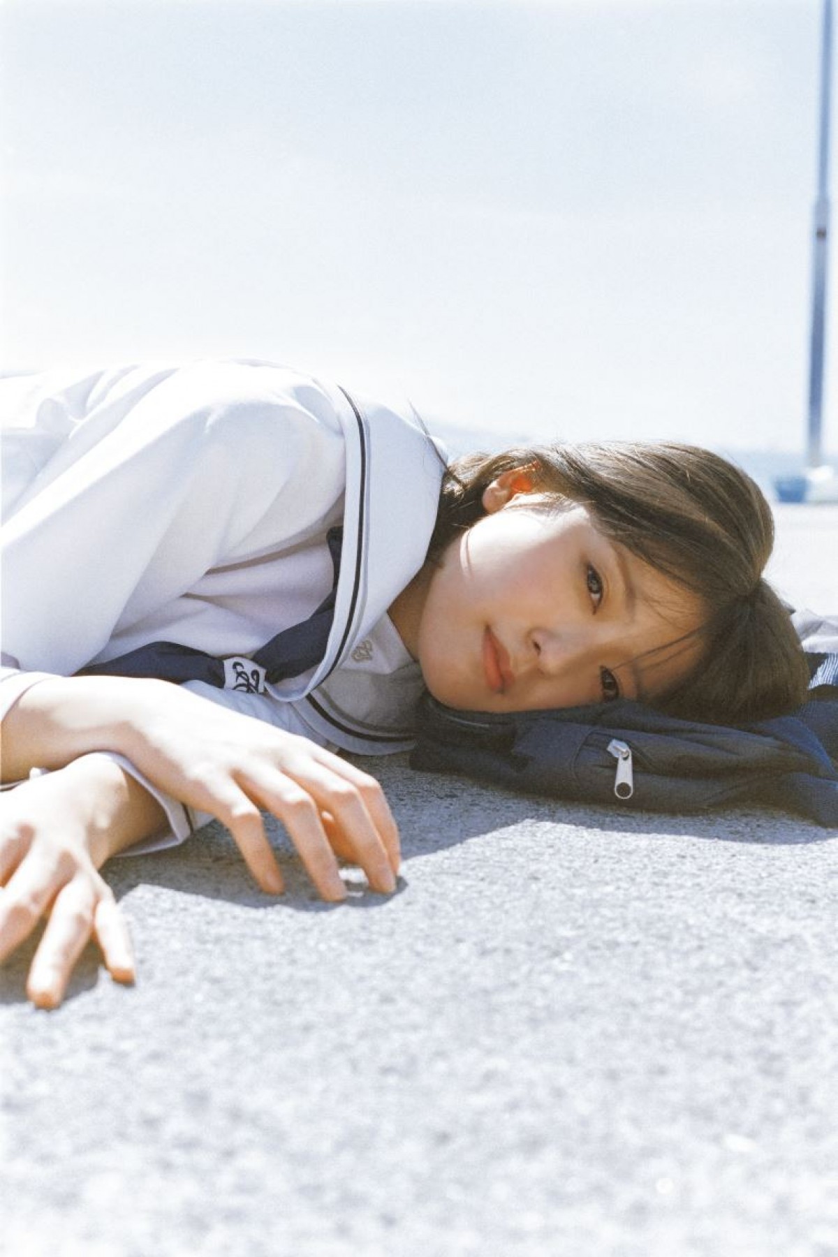 『TOKYO MER』工藤美桜、眩しいビキニ姿　“幼なじみ”のような距離感の厳選カット
