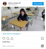 制服姿の貫地谷しほり　※「貫地谷しほり」インスタグラム