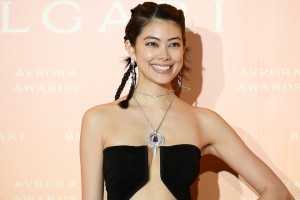 「BVLGARI AVRORA AWARDS 2021」ゴールデンカーペットセレモニーに登場した森星