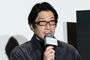 映画『弟とアンドロイドと僕』完成報告イベントに登場した阪本順治監督
