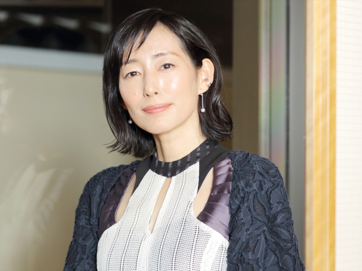 木村多江がバスローブ姿で花束　“あな番劇場版”クランクアップショット