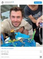 クリス・ヘムズワースが38歳に　子どもたちの手作り誕生日ケーキでお祝い　※「クリス・ヘムズワース」インスタグラム