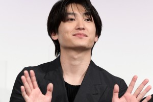 映画『先生、私の隣に座っていただけませんか？』完成報告会に登場した金子大地