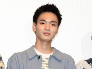 映画『うみべの女の子』初日舞台あいさつに登場した青木柚