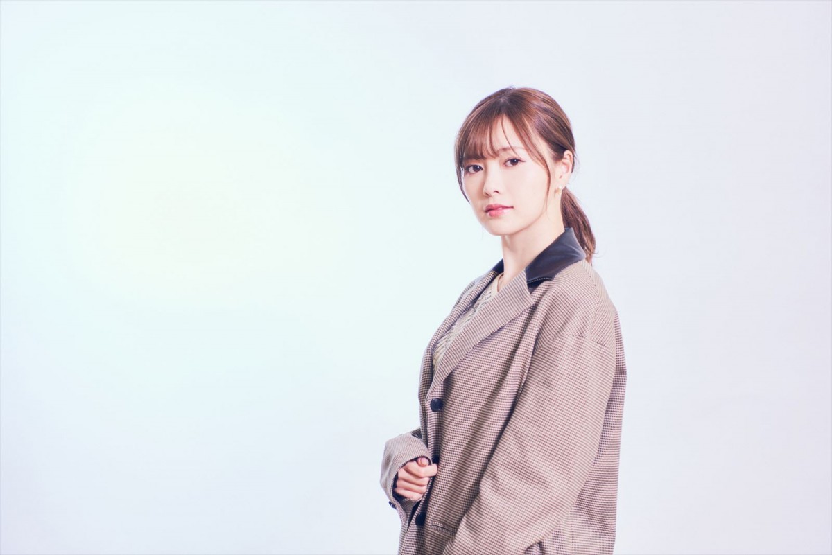 白石麻衣、ゆったり部屋着姿の“ベッドシーン”オフショット　「可愛い」「尊い」の声