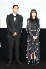 映画『人と仕事』完成報告会に登場した志尊淳、有村架純