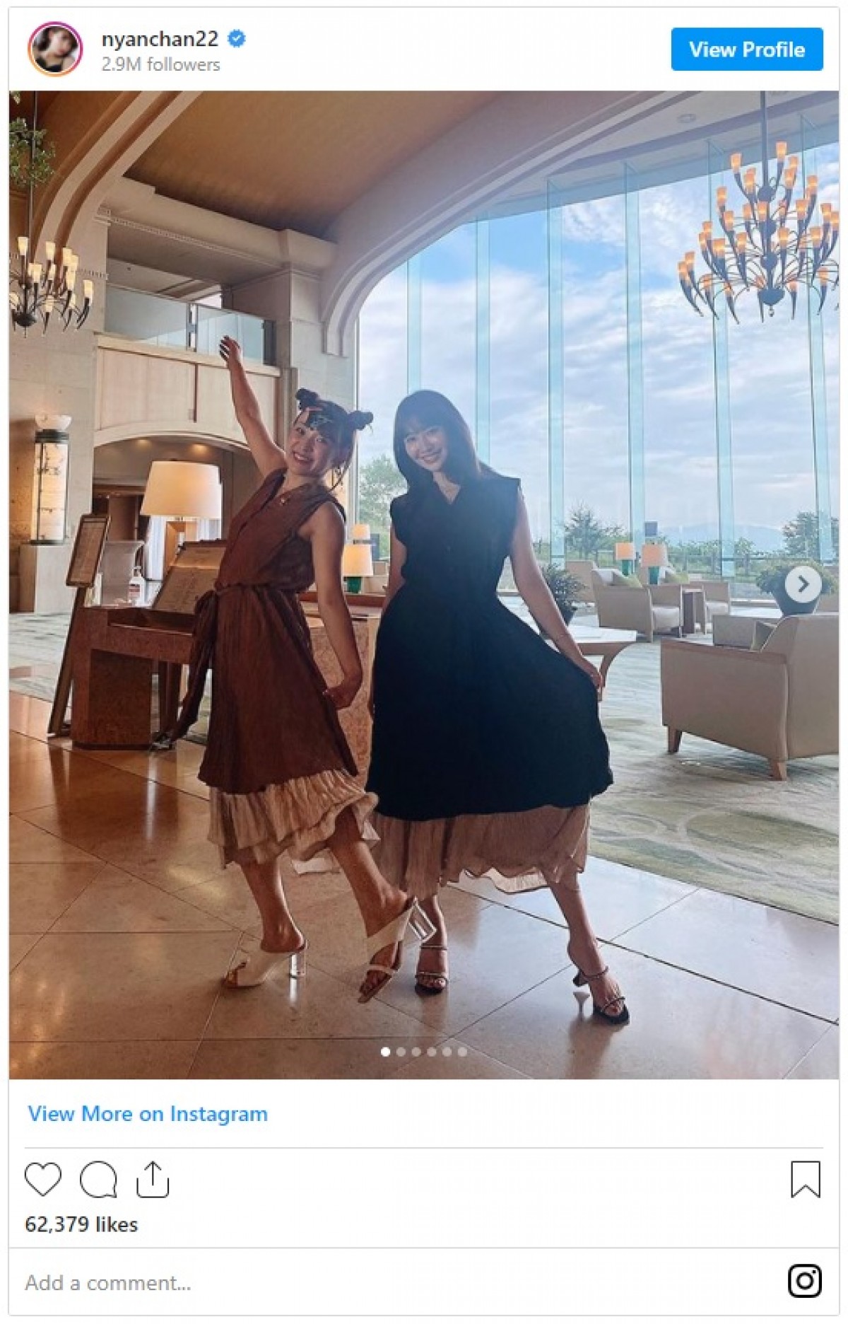 小嶋陽菜＆フワちゃん、双子コーデのドレスショットに絶賛「めちゃかわいい」