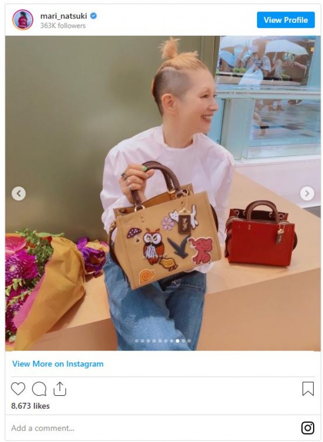 夏木マリ カジュアルなgパン姿で Coach表参道 へ かっこよすぎ と反響 21年9月15日 写真 クランクイン