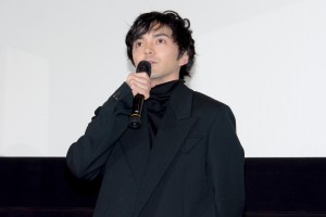 映画『恋する寄生虫』完成披露舞台あいさつに登場した林遣都