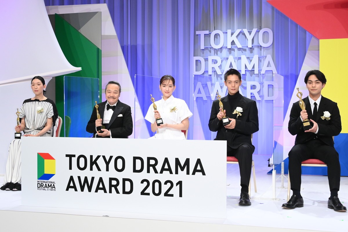 ＜ドラマアウォード2021＞綾瀬はるか、笑顔満開！　『天国と地獄』で主演女優賞受賞