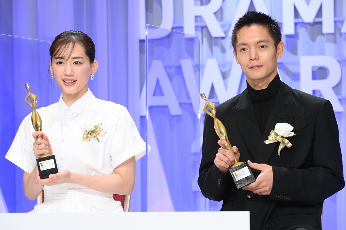 ＜ドラマアウォード2021＞綾瀬はるか、笑顔満開！　『天国と地獄』で主演女優賞受賞