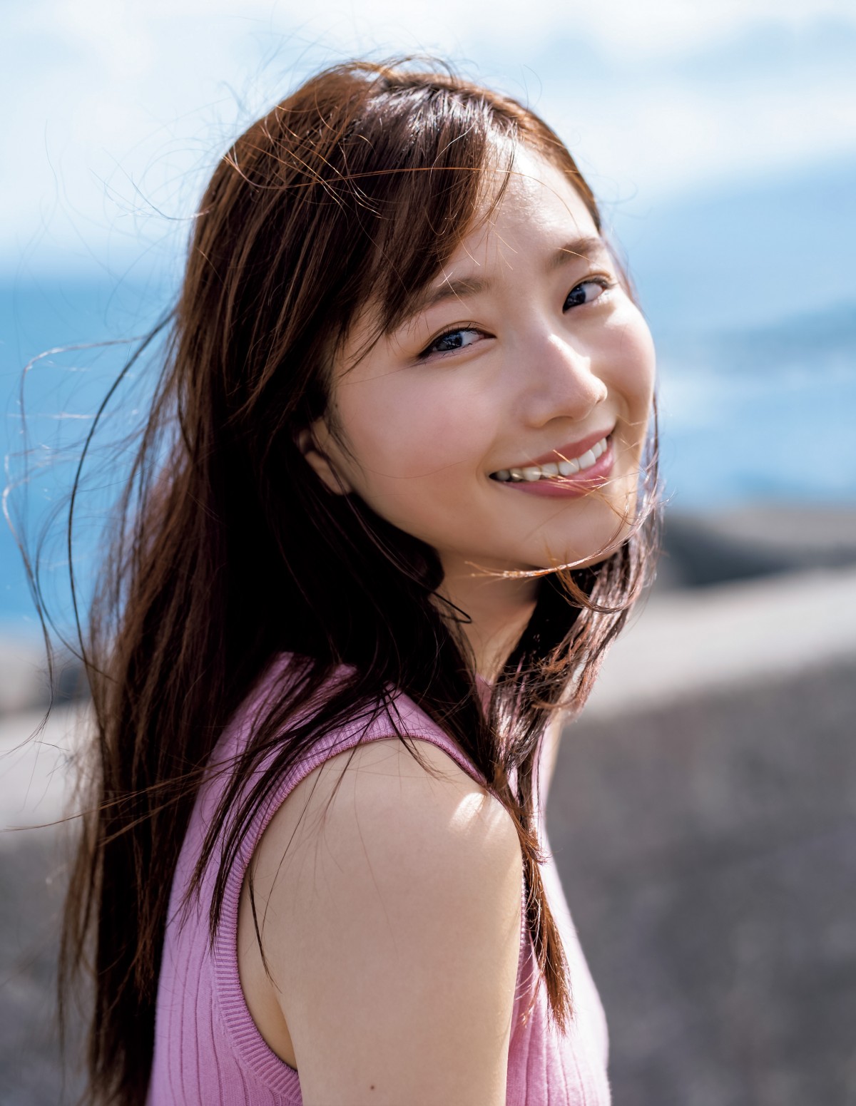 “話題の新人声優”青山なぎさ、色っぽい部屋着姿 “彼女感”あふれるグラビア