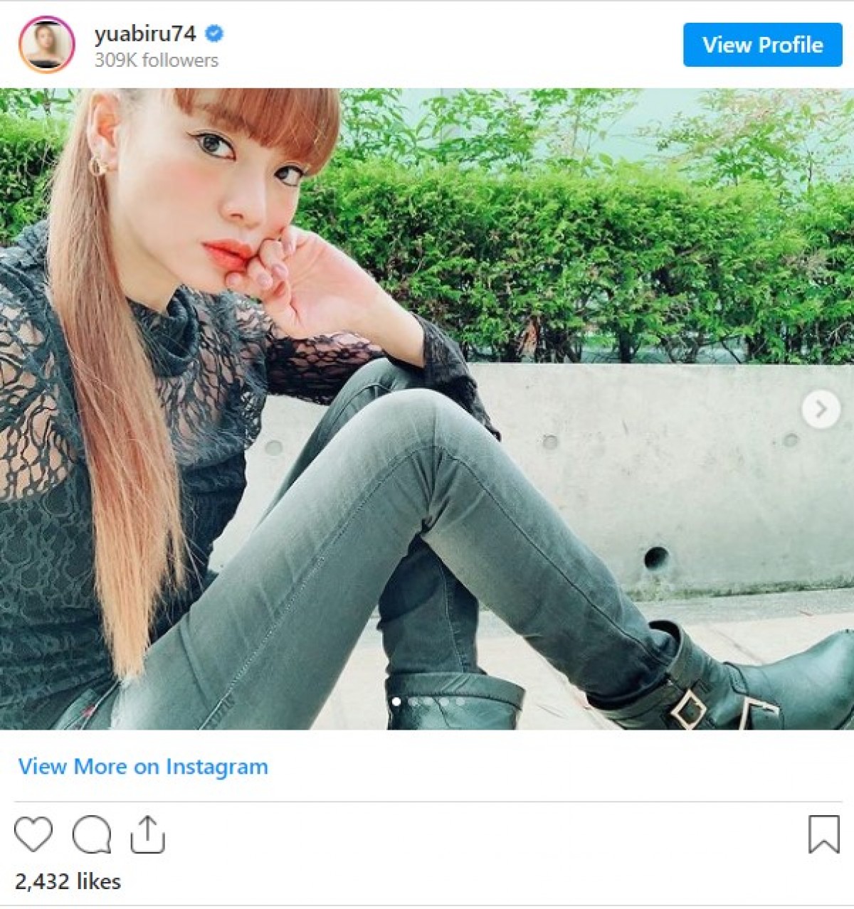 前髪パッツンでイメチェンのあびる優 ※「あびる優」インスタグラム
