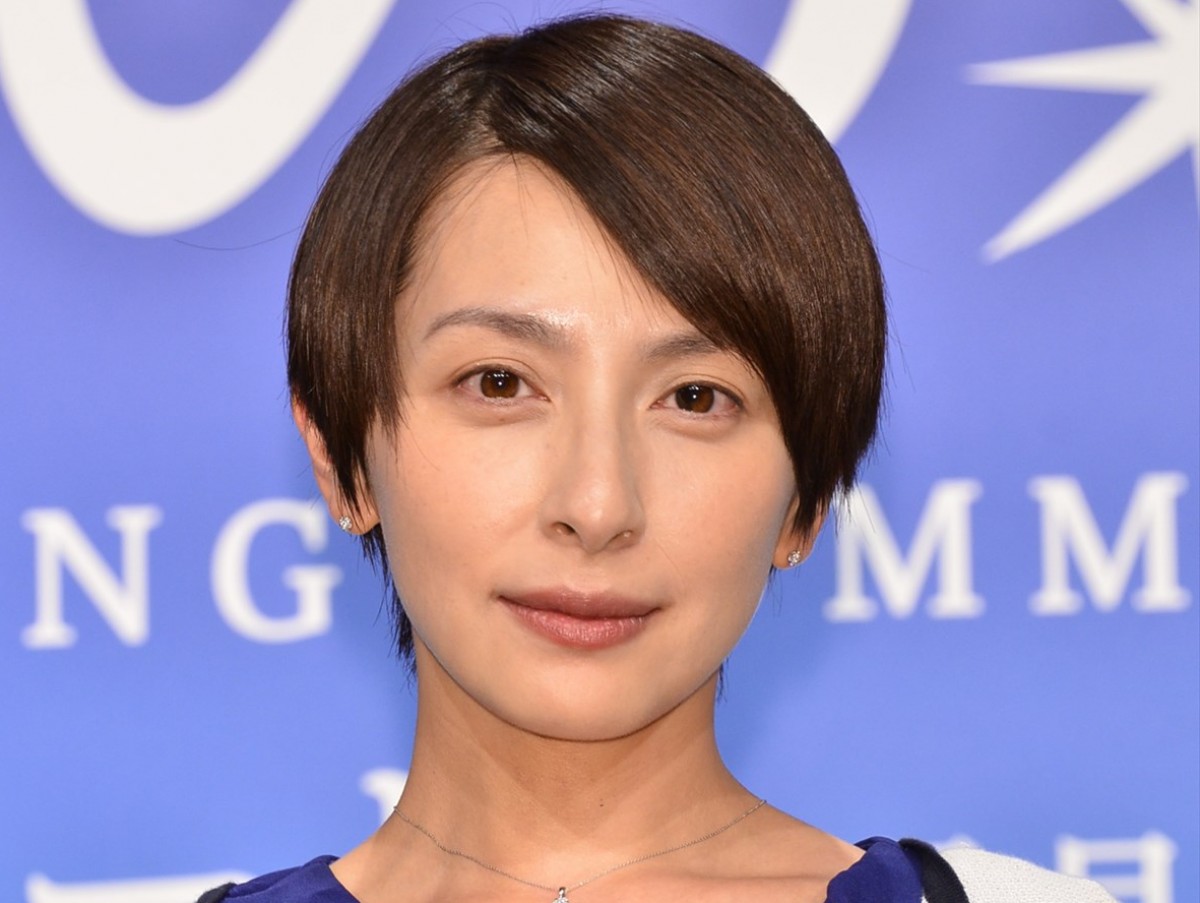  奥菜恵、駄菓子を前にニッコリ笑顔　“キャベツ太郎”愛さく裂「これがあればいい」