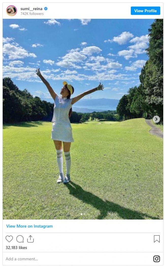 鷲見玲奈 ミニスカ ハイソックス 爽やかゴルフコーデに反響 21年10月21日 写真 クランクイン