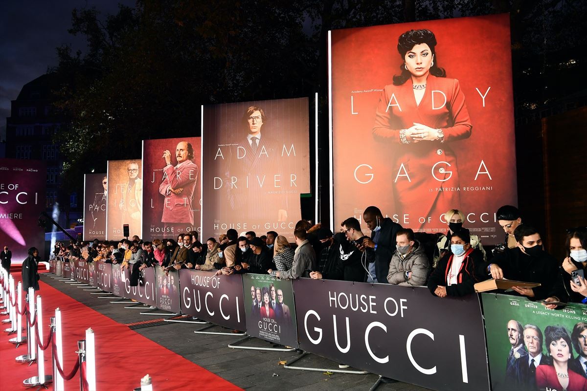 レディー・ガガ、GUCCIの鮮やかな紫色のドレスで登場！　『ハウス・オブ・グッチ』ロンドンプレミア
