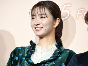 映画『シノノメ色の週末』初日舞台あいさつに登場した岡崎紗絵