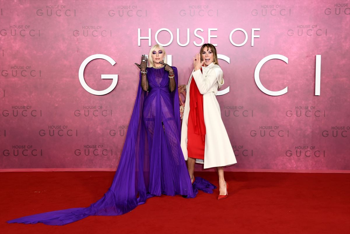 レディー・ガガ、GUCCIの鮮やかな紫色のドレスで登場！　『ハウス・オブ・グッチ』ロンドンプレミア