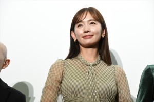 中村ゆり、映画『愛のまなざしを』公開記念舞台あいさつに登場