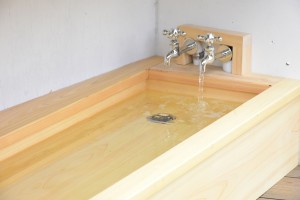足湯温泉テラス「おゆるり‐oyururi‐」がオープン