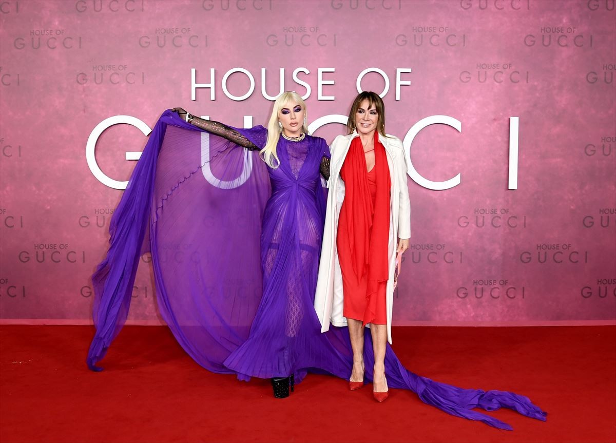 レディー・ガガ、GUCCIの鮮やかな紫色のドレスで登場！　『ハウス・オブ・グッチ』ロンドンプレミア