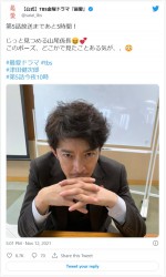 津田健次郎、碇ゲンドウ風オフショット　※『最愛』公式ツイッター