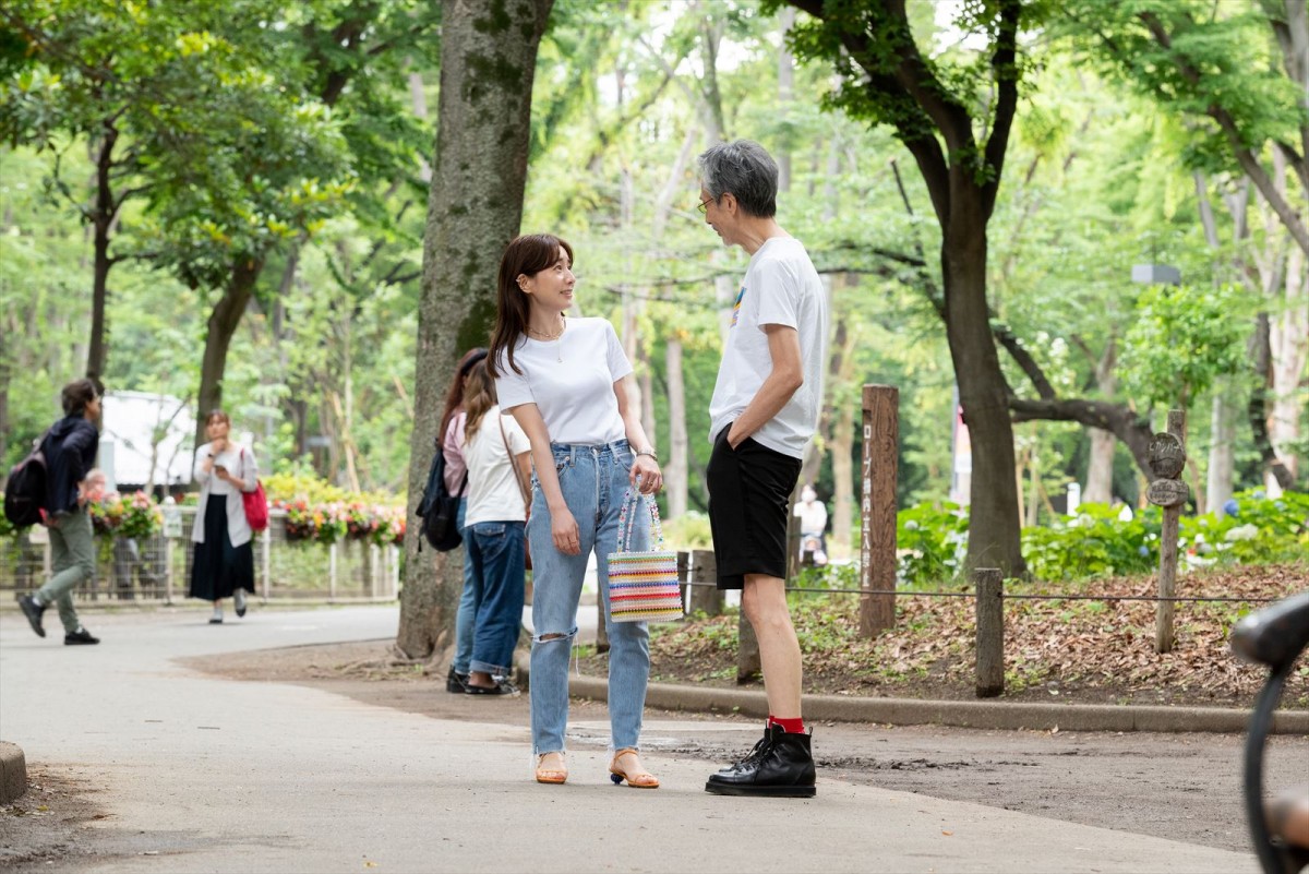 ジーンズ姿からドレスまで　『ずっと独身でいるつもり？』田中みな実の劇中ファッション公開