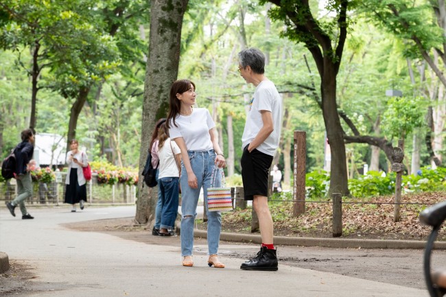 ジーンズ姿からドレスまで ずっと独身でいるつもり 田中みな実の劇中ファッション公開 21年11月17日 写真 クランクイン