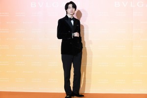 「BVLGARI AVRORA AWARDS 2021」ゴールデンカーペットセレモニーに登場した桜田通