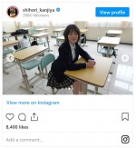 制服姿の貫地谷しほり　※「貫地谷しほり」インスタグラム