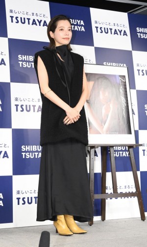 桜井ユキ、1st写真集『Lis blanc』の発売記念イベントに登場